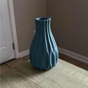 PREOWNED … Elegant “VINTAGE” Ceramic Vase